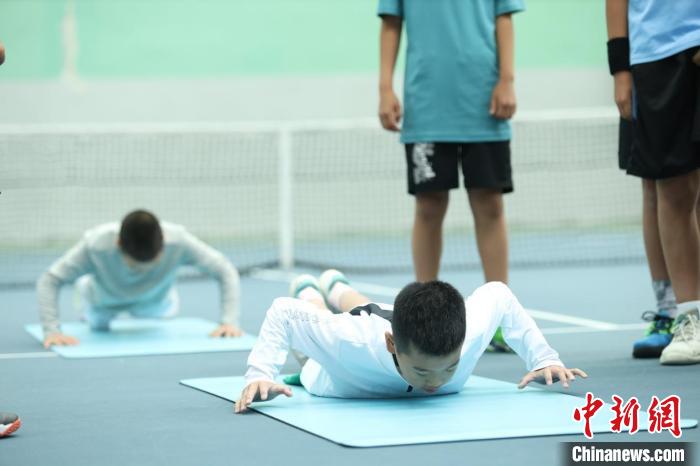 2025全国青少年网球排名赛贵阳站U12组开赛 体能测