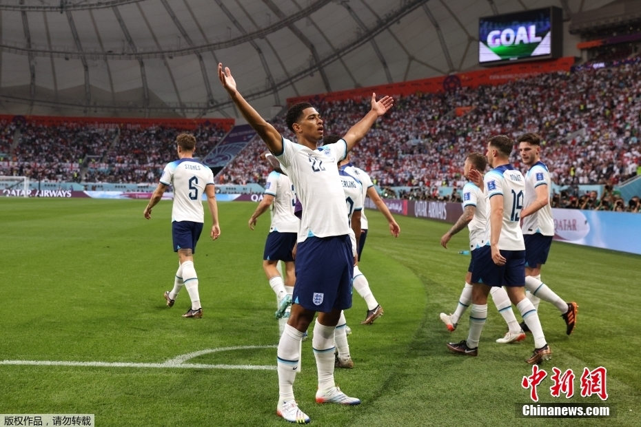 伊朗球迷地铁高歌助威 世界杯首战惨败英格兰