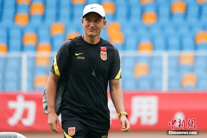 扬科维奇临危受命执掌国足帅印 破局之路面临多