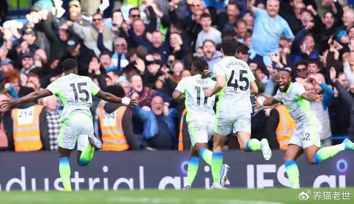 曼城三连胜强势登顶英超争冠战