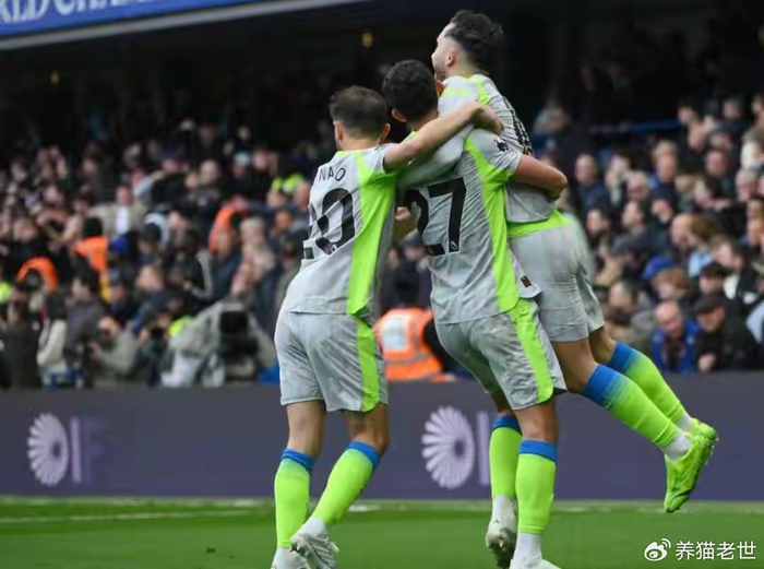 曼城三连胜强势登顶英超争冠战