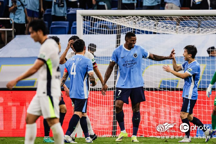 深圳新鹏城爆冷逆转武汉三镇 中超联赛焦点战引